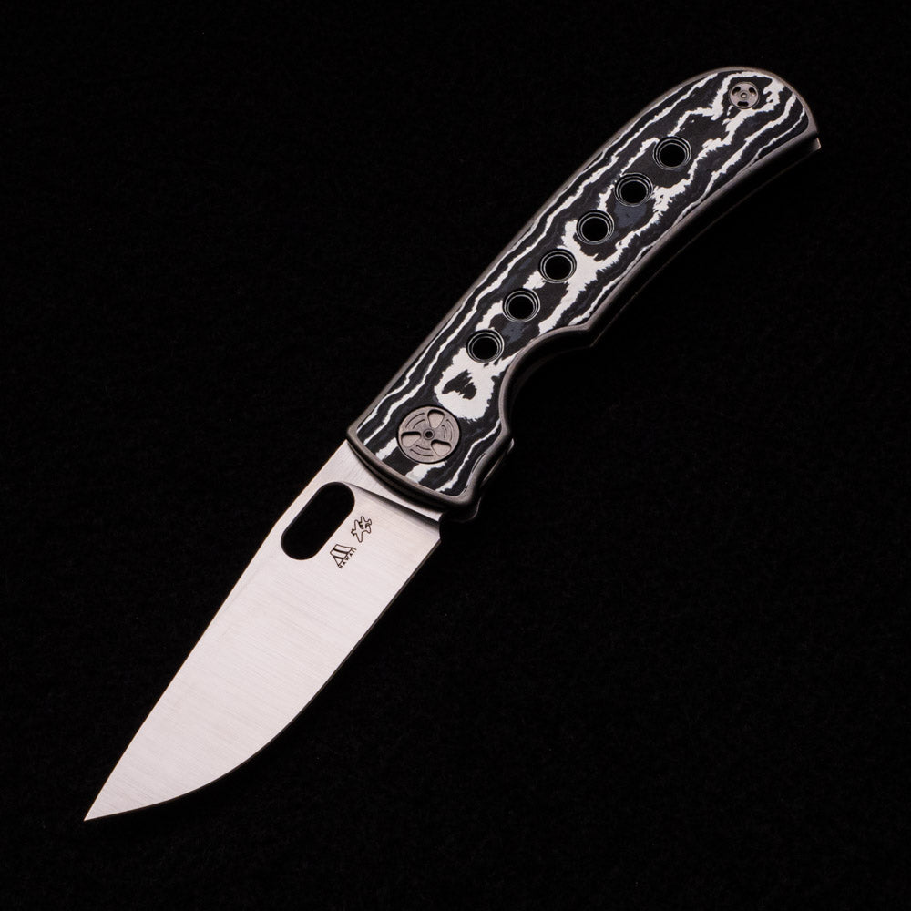 WINGMANEDC MTNT MACH 3 – M390 – TITANIUM W- WHITE FAT CARBON INLAY