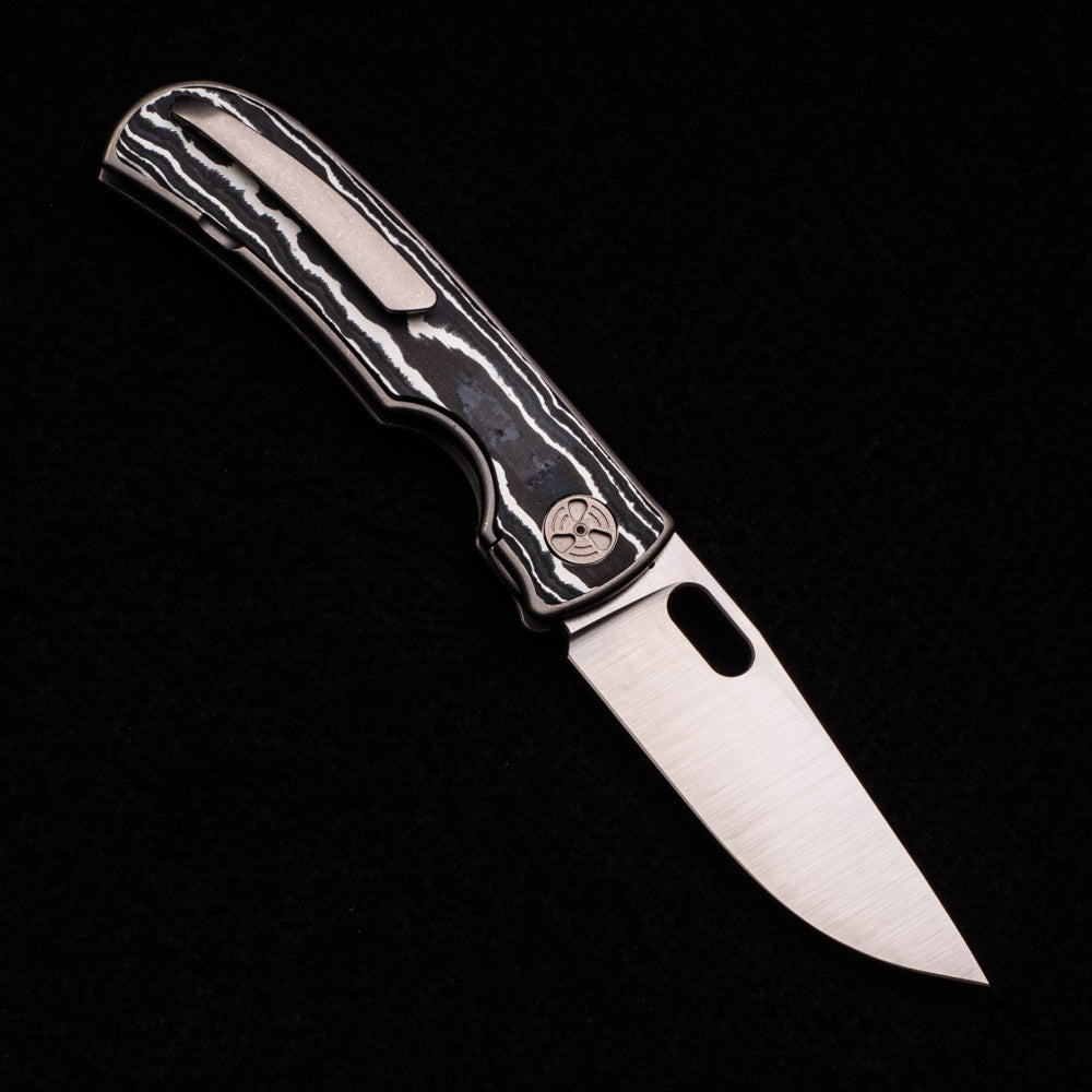 WINGMANEDC MTNT MACH 3 – M390 – TITANIUM W- WHITE FAT CARBON INLAY