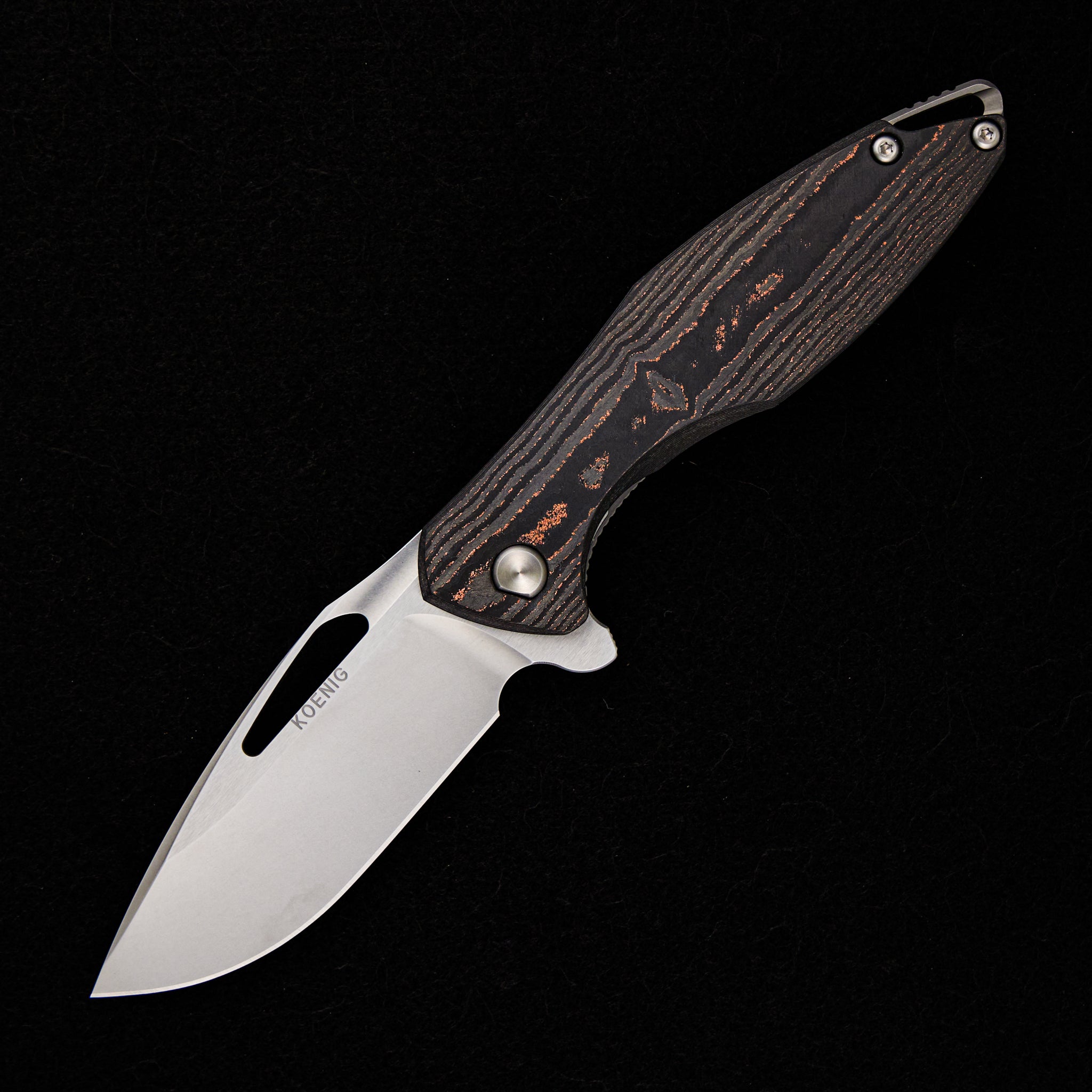 KOENIG KNIVES ARIUS – SMOOTH MARBLED COPPER CARBON FIBER / TITANIUM HANDLE – 20CV BLADE