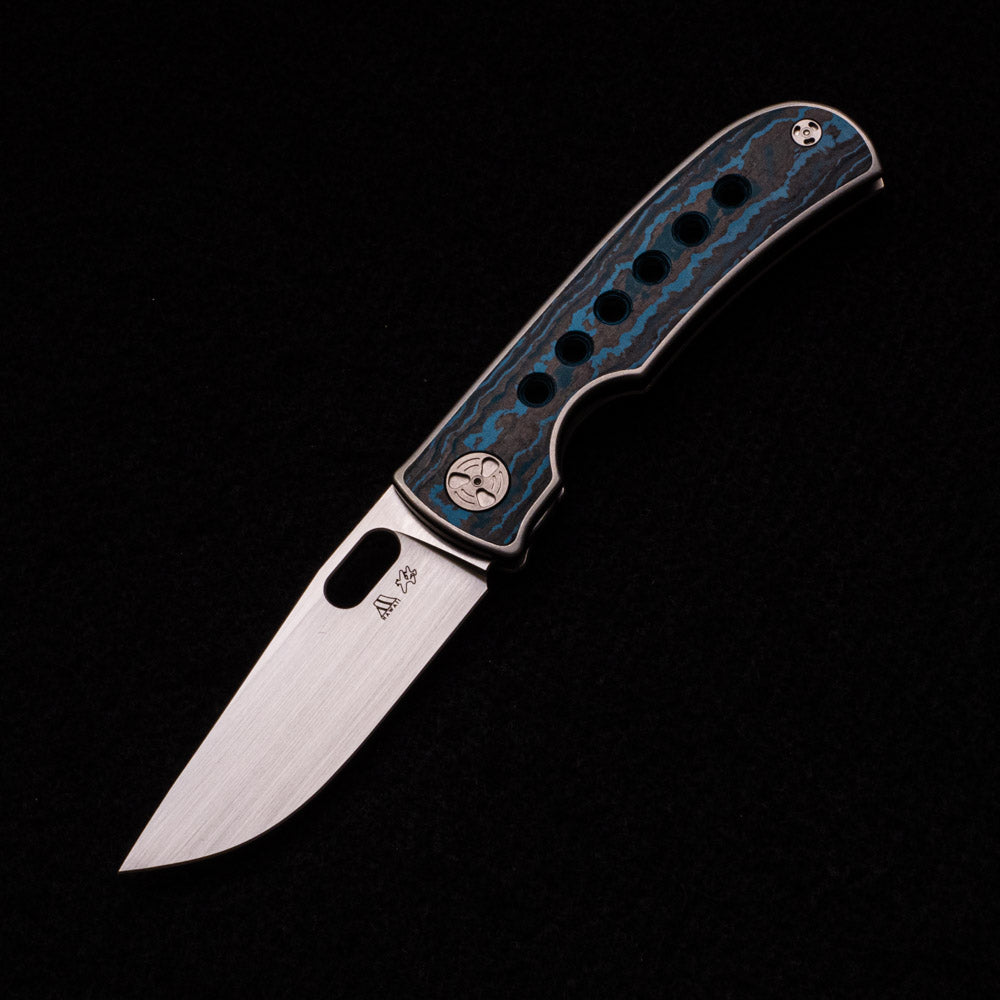 WINGMANEDC MTNT MACH 3 – HAND SATIN M390 – TITANIUM W- BLUE FAT CARBON INLAY