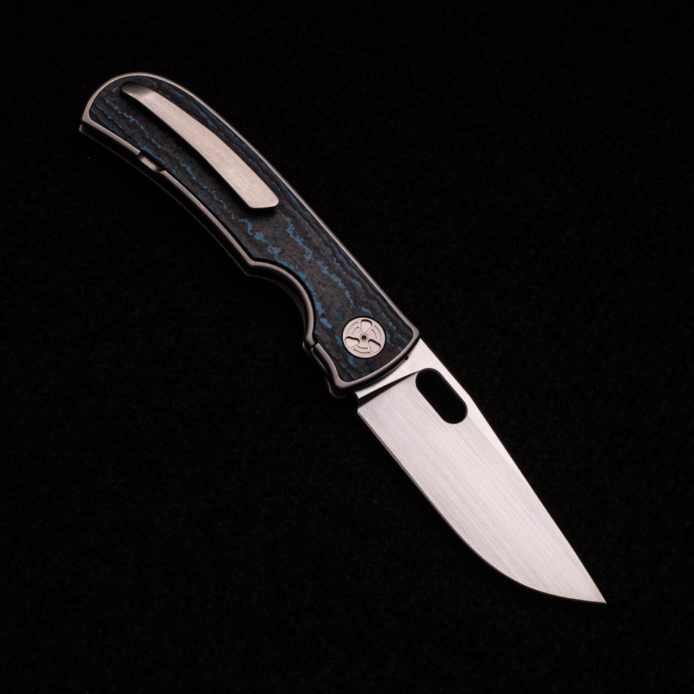 WINGMANEDC MTNT MACH 3 – HAND SATIN M390 – TITANIUM W- BLUE FAT CARBON INLAY