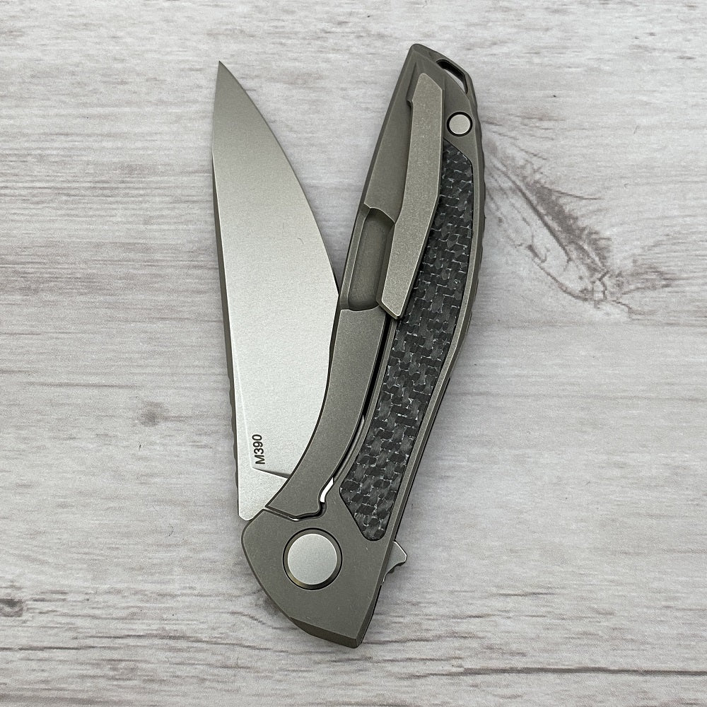 SHIROGOROV HATION ZERO - M390 BLADE - WHITE CARBON FIBER & TITANIUM HANDLE - MRBS