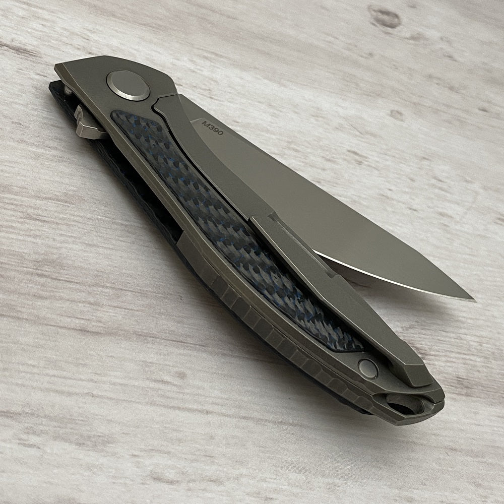 SHIROGOROV HATION ZERO - M390 BLADE - BLUE CARBON FIBER & TITANIUM HANDLE - MRBS