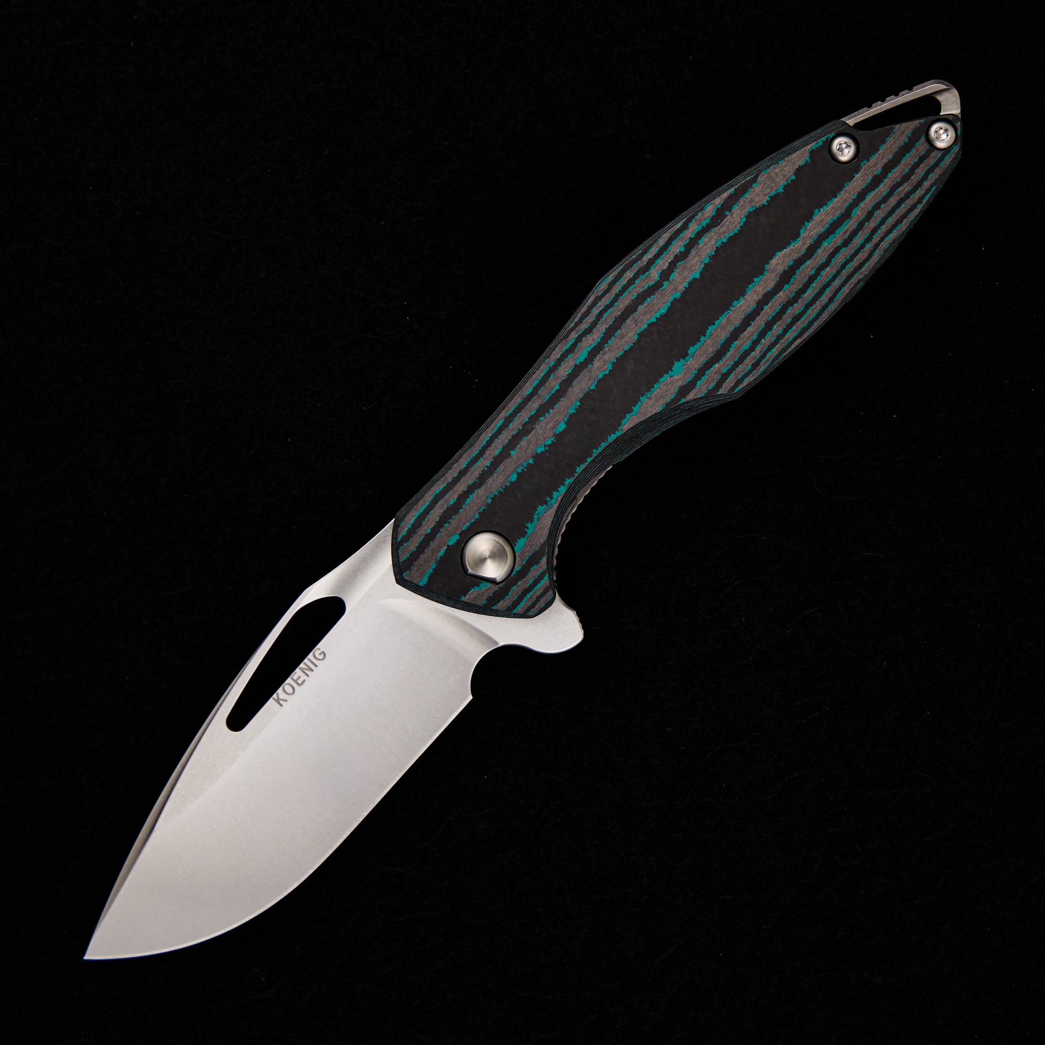 KOENIG KNIVES ARIUS – TITANIUM/SMOOTH TEAL CAMO CARBON HANDLE – BRIGHTWASHED W/ PF M390 BLADE