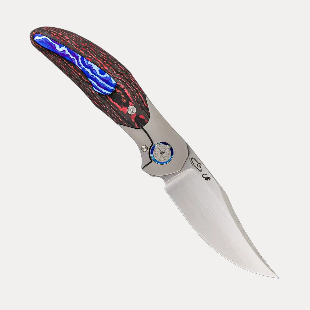 WINGMANEDC TORO – MACH 3 – HAND SATIN M390 BLADE – TITANIUM/LAVA FLOW CARBON FIBER HANDLE