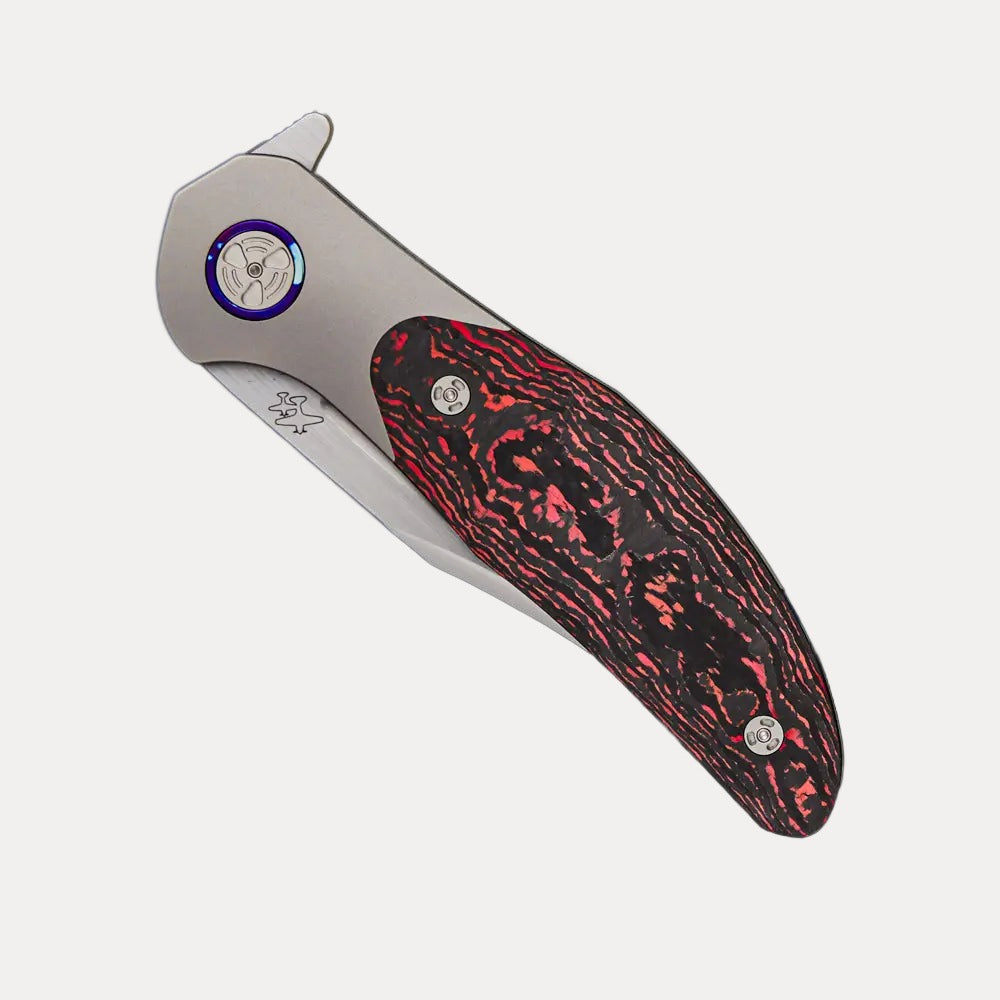 WINGMANEDC TORO – MACH 3 – HAND SATIN M390 BLADE – TITANIUM/LAVA FLOW CARBON FIBER HANDLE