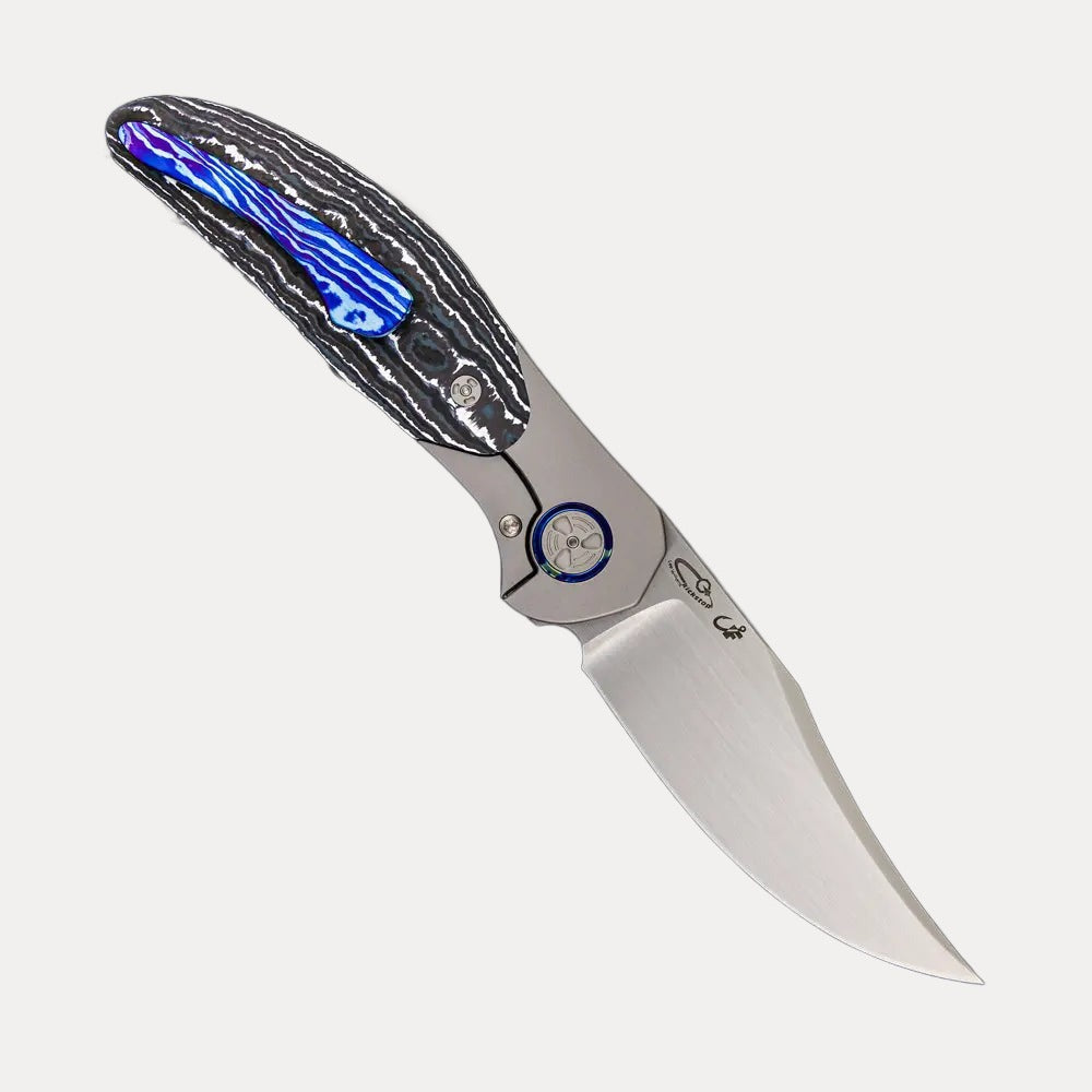 WINGMANEDC TORO – MACH 3 – HAND SATIN M390 BLADE – TITANIUM/WHITE STORM CARBON FIBER HANDLE