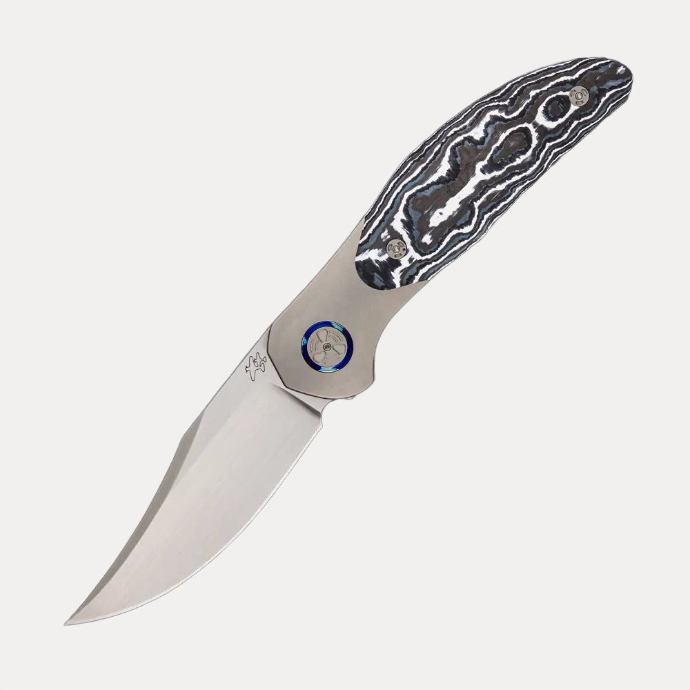 WINGMANEDC TORO – MACH 3 – HAND SATIN M390 BLADE – TITANIUM/WHITE STORM CARBON FIBER HANDLE