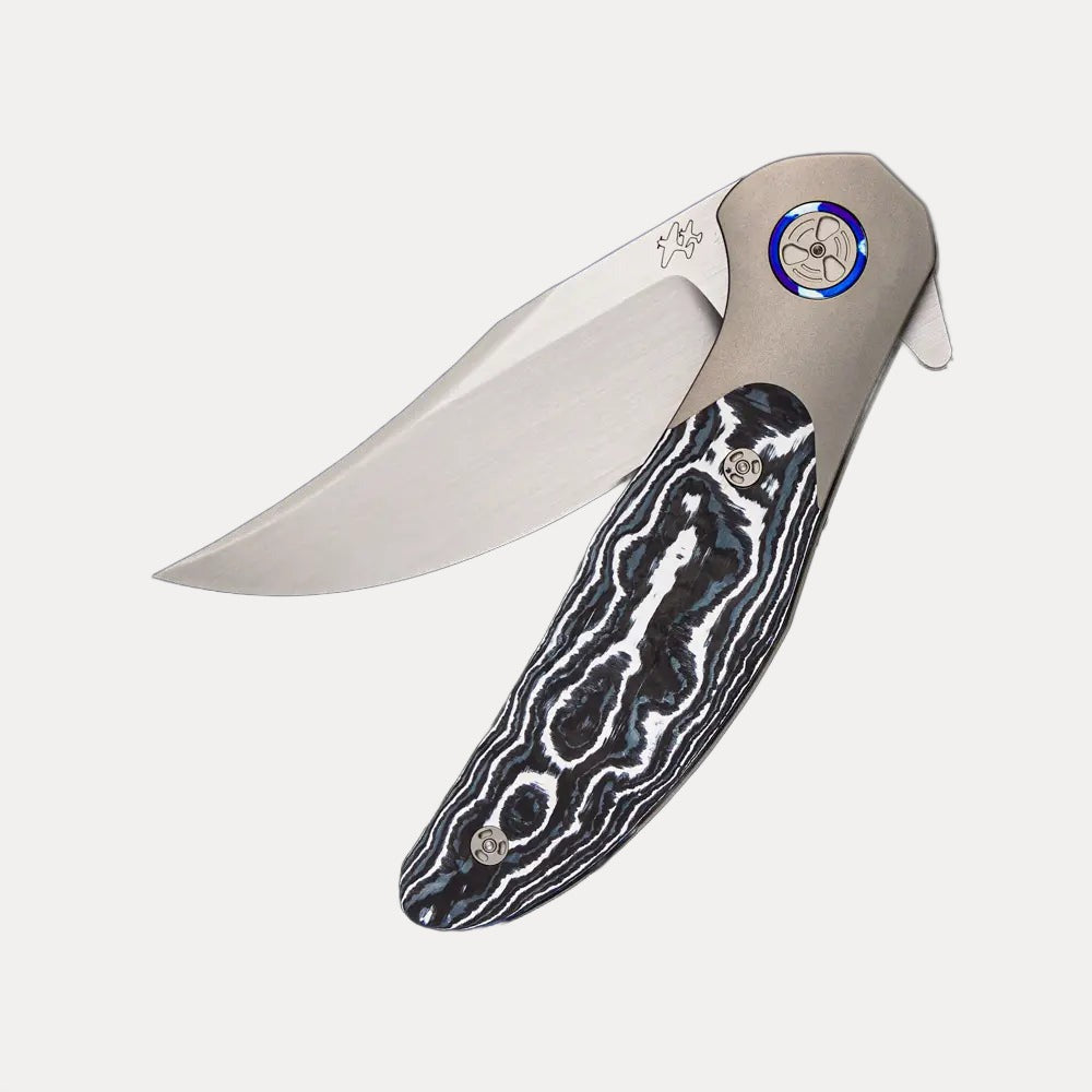 WINGMANEDC TORO – MACH 3 – HAND SATIN M390 BLADE – TITANIUM/WHITE STORM CARBON FIBER HANDLE